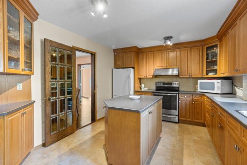 203 Silver Valley Boulevard Nw, Calgary, AB - Indoor Photo Showing Kitchen