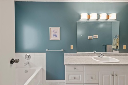 203 Silver Valley Boulevard Nw, Calgary, AB - Indoor Photo Showing Bathroom