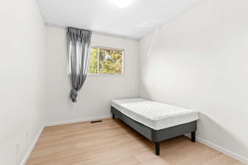 5467 Dalrymple Crescent Nw, Calgary, AB - Indoor Photo Showing Bedroom
