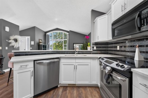 79 Cranberry Square Se, Calgary, AB - Indoor Photo Showing Kitchen