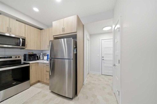318-55 Wolf Hollow Crescent Se, Calgary, AB - Indoor Photo Showing Kitchen