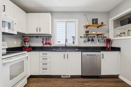 19 Covington Close Ne, Calgary, AB - Indoor Photo Showing Kitchen