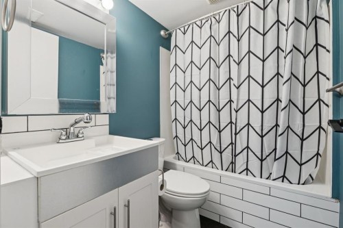 19 Covington Close Ne, Calgary, AB - Indoor Photo Showing Bathroom