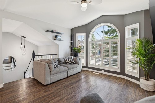 19 Covington Close Ne, Calgary, AB - Indoor Photo Showing Living Room