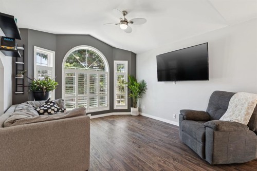 19 Covington Close Ne, Calgary, AB - Indoor Photo Showing Living Room