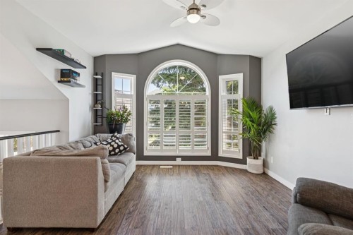 19 Covington Close Ne, Calgary, AB - Indoor Photo Showing Living Room