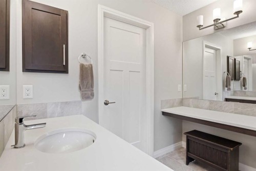 81 Riviera View, Cochrane, AB - Indoor Photo Showing Bathroom