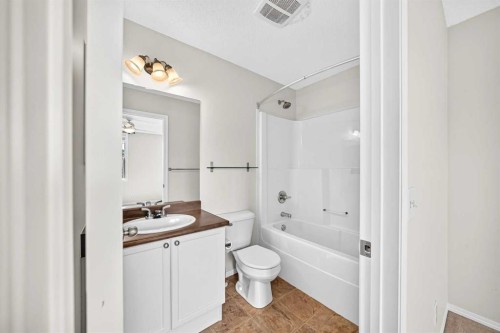 321 Elgin Point Se, Calgary, AB - Indoor Photo Showing Bathroom