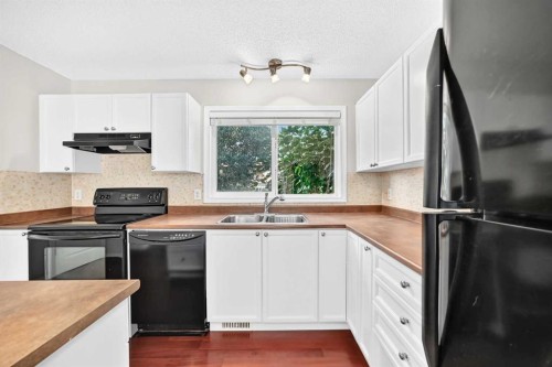 321 Elgin Point Se, Calgary, AB - Indoor Photo Showing Kitchen With Double Sink