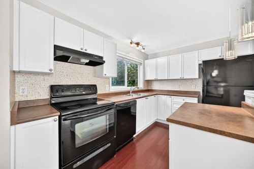321 Elgin Point Se, Calgary, AB - Indoor Photo Showing Kitchen