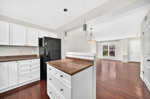 321 Elgin Point Se, Calgary, AB - Indoor Photo Showing Kitchen