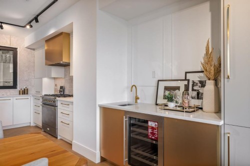 1-2703 Erlton Street Sw, Calgary, AB - Indoor Photo Showing Kitchen