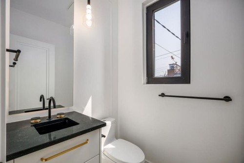 1-2703 Erlton Street Sw, Calgary, AB - Indoor Photo Showing Bathroom