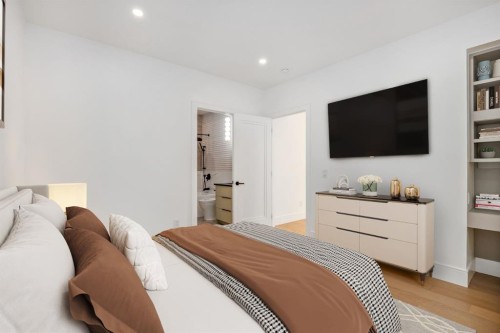 1-2703 Erlton Street Sw, Calgary, AB - Indoor Photo Showing Bedroom