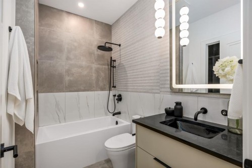 1-2703 Erlton Street Sw, Calgary, AB - Indoor Photo Showing Bathroom