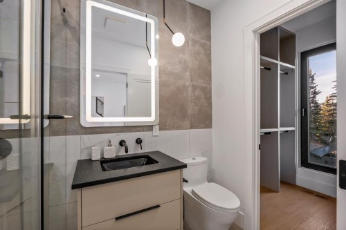 1-2703 Erlton Street Sw, Calgary, AB - Indoor Photo Showing Bathroom