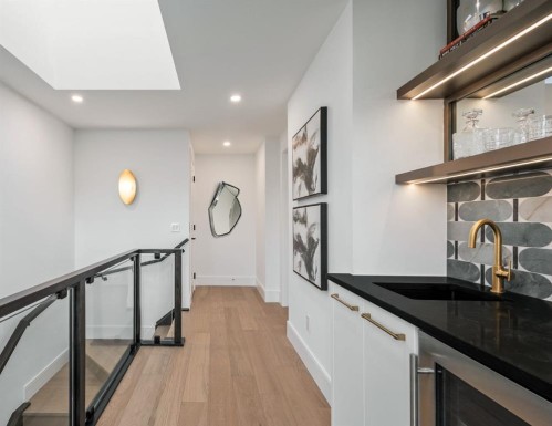 1-2703 Erlton Street Sw, Calgary, AB - Indoor Photo Showing Kitchen With Upgraded Kitchen