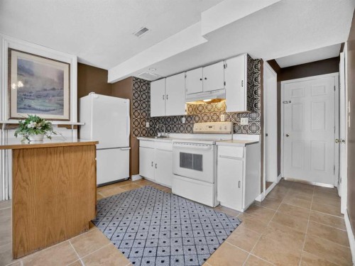 285 Fresno Place Ne, Calgary, AB - Indoor Photo Showing Kitchen