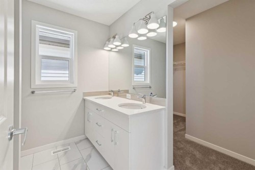 471 Hotchkiss Manor Se, Calgary, AB - Indoor Photo Showing Bathroom