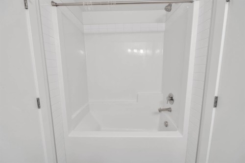19625 45 Street Se, Calgary, AB - Indoor Photo Showing Bathroom