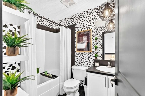 132 Evanscove Manor Nw, Calgary, AB - Indoor Photo Showing Bathroom