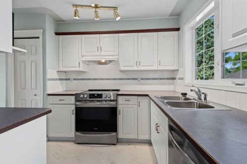 128 22 Avenue Nw, Calgary, AB - Indoor Photo Showing Kitchen With Double Sink
