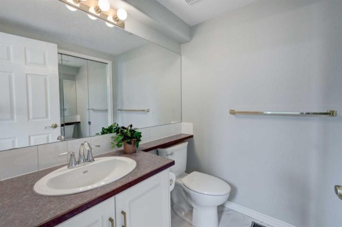 128 22 Avenue Nw, Calgary, AB - Indoor Photo Showing Bathroom