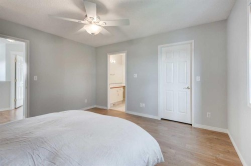 128 22 Avenue Nw, Calgary, AB - Indoor Photo Showing Bedroom