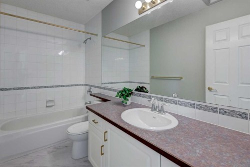 128 22 Avenue Nw, Calgary, AB - Indoor Photo Showing Bathroom