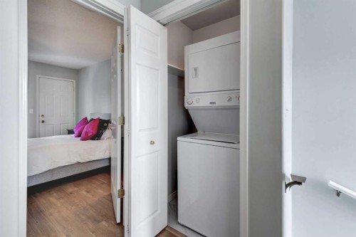 128 22 Avenue Nw, Calgary, AB - Indoor Photo Showing Laundry Room