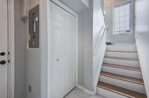 128 22 Avenue Nw, Calgary, AB - Indoor Photo Showing Other Room