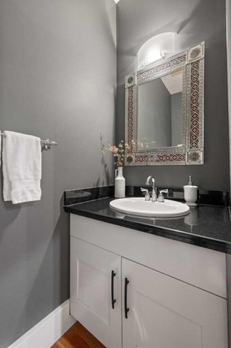 1910 29 Avenue Sw, Calgary, AB - Indoor Photo Showing Bathroom
