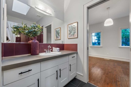 1910 29 Avenue Sw, Calgary, AB - Indoor Photo Showing Bathroom