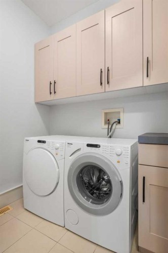 1910 29 Avenue Sw, Calgary, AB - Indoor Photo Showing Laundry Room