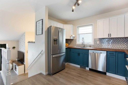 5 Shawglen Court Sw, Calgary, AB - Indoor Photo Showing Kitchen