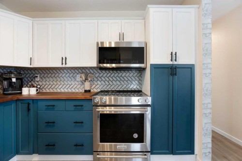 5 Shawglen Court Sw, Calgary, AB - Indoor Photo Showing Kitchen