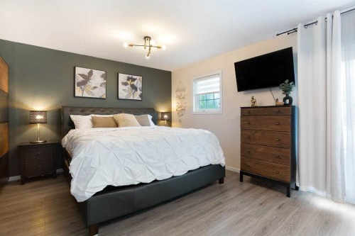 5 Shawglen Court Sw, Calgary, AB - Indoor Photo Showing Bedroom