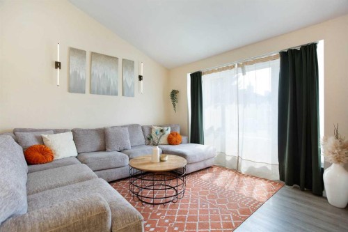 5 Shawglen Court Sw, Calgary, AB - Indoor Photo Showing Living Room