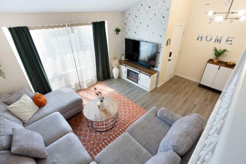 5 Shawglen Court Sw, Calgary, AB - Indoor Photo Showing Living Room