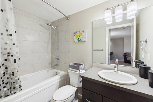3307-402 Kincora Glen Road Nw, Calgary, AB - Indoor Photo Showing Bathroom