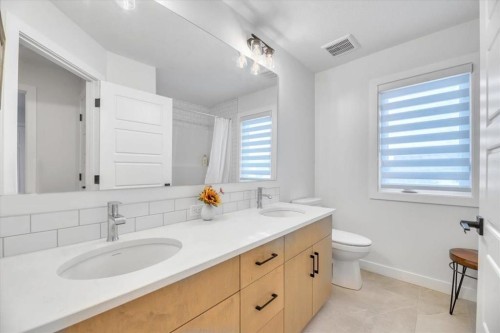 77 Versant Point Sw, Calgary, AB - Indoor Photo Showing Bedroom