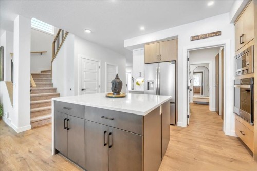 77 Versant Point Sw, Calgary, AB - Indoor Photo Showing Kitchen