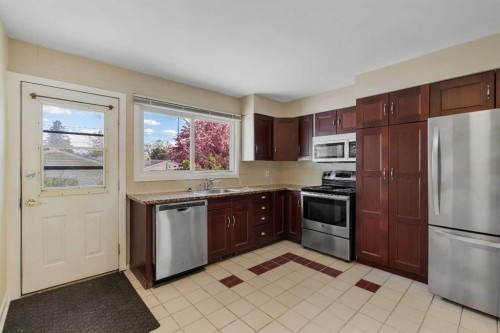 8432 Elbow Drive Sw, Calgary, AB - Indoor Photo Showing Kitchen