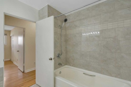 8432 Elbow Drive Sw, Calgary, AB - Indoor Photo Showing Bathroom