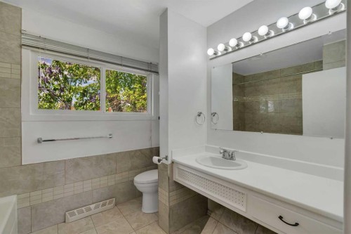 8432 Elbow Drive Sw, Calgary, AB - Indoor Photo Showing Bathroom