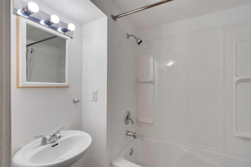 8432 Elbow Drive Sw, Calgary, AB - Indoor Photo Showing Bathroom