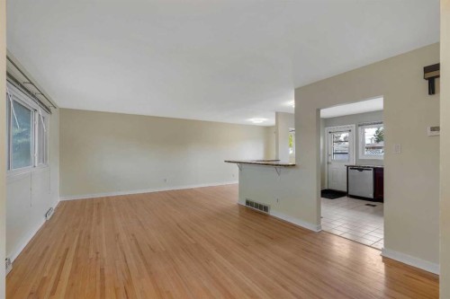 8432 Elbow Drive Sw, Calgary, AB - Indoor Photo Showing Other Room