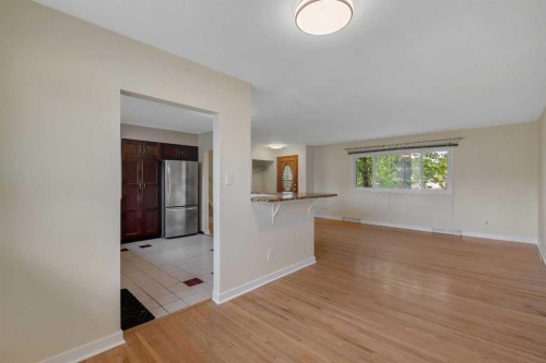 8432 Elbow Drive Sw, Calgary, AB - Indoor Photo Showing Other Room