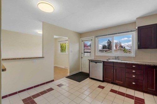 8432 Elbow Drive Sw, Calgary, AB - Indoor Photo Showing Kitchen