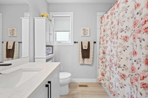 32 Evanscrest Court Nw, Calgary, AB - Indoor Photo Showing Bathroom